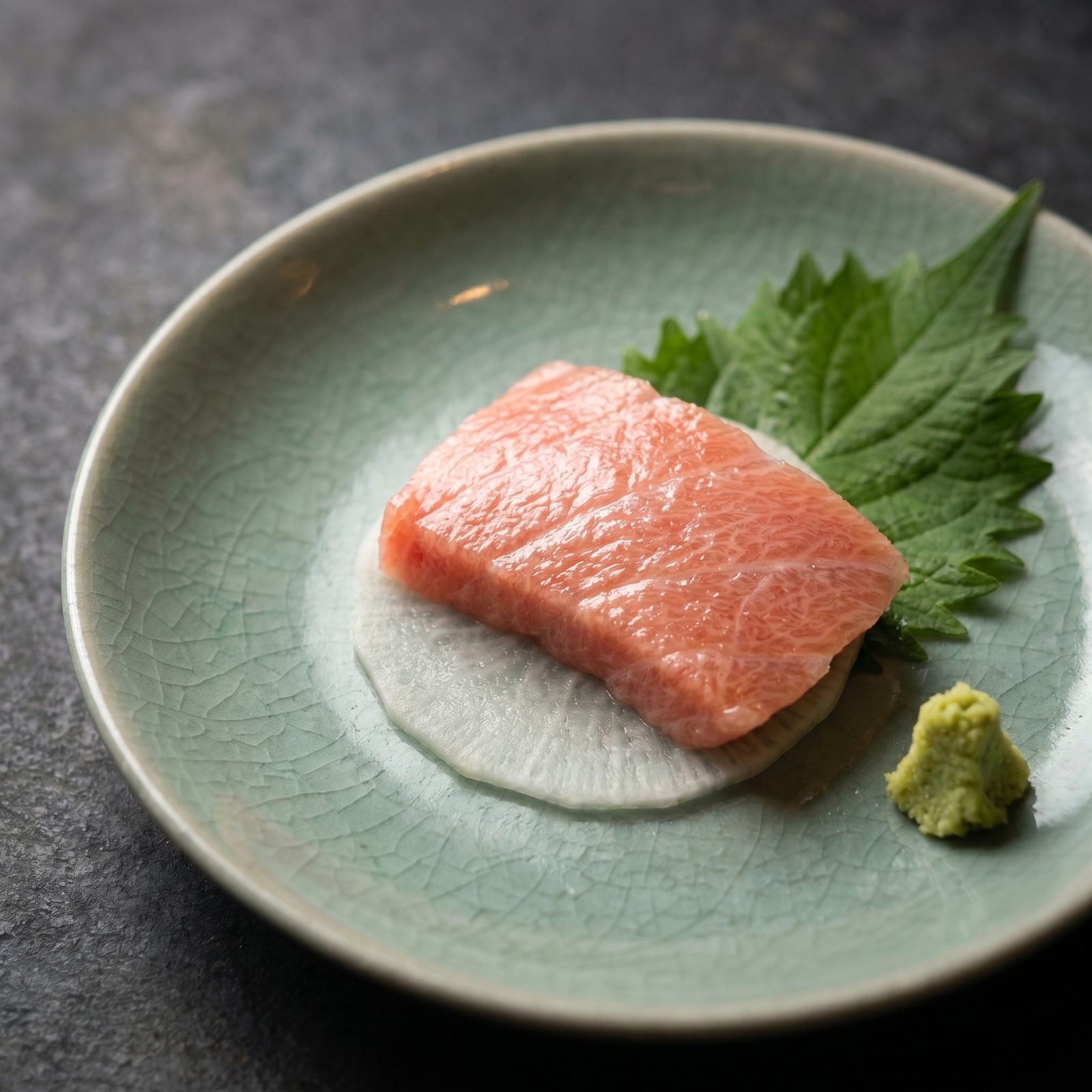 Toro sashimi en plato celadón · Morishita